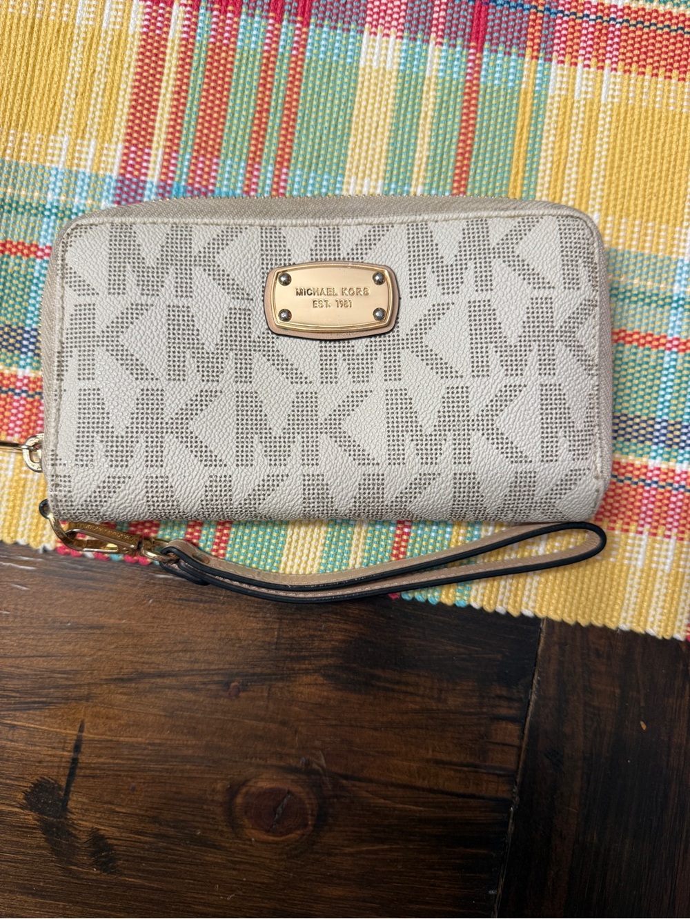 Michael Kors Beige Jet Set zip signature Wristlet MK print.